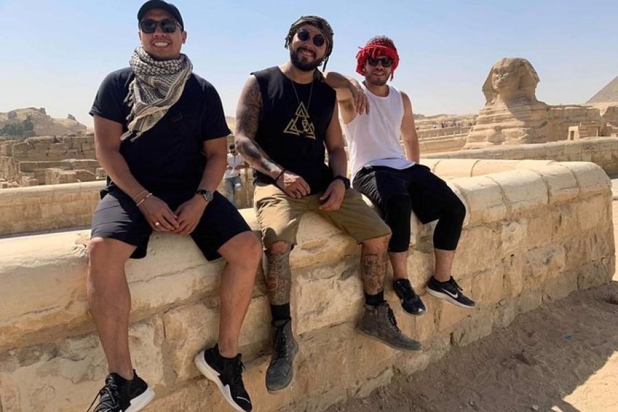 Toursts in front of the pyramids of Giza